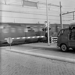 159966 Afbeelding van een AHOB bij de spoorwegovergang aan de Eykmanlaan te Utrecht tijdens het passeren van een trein.